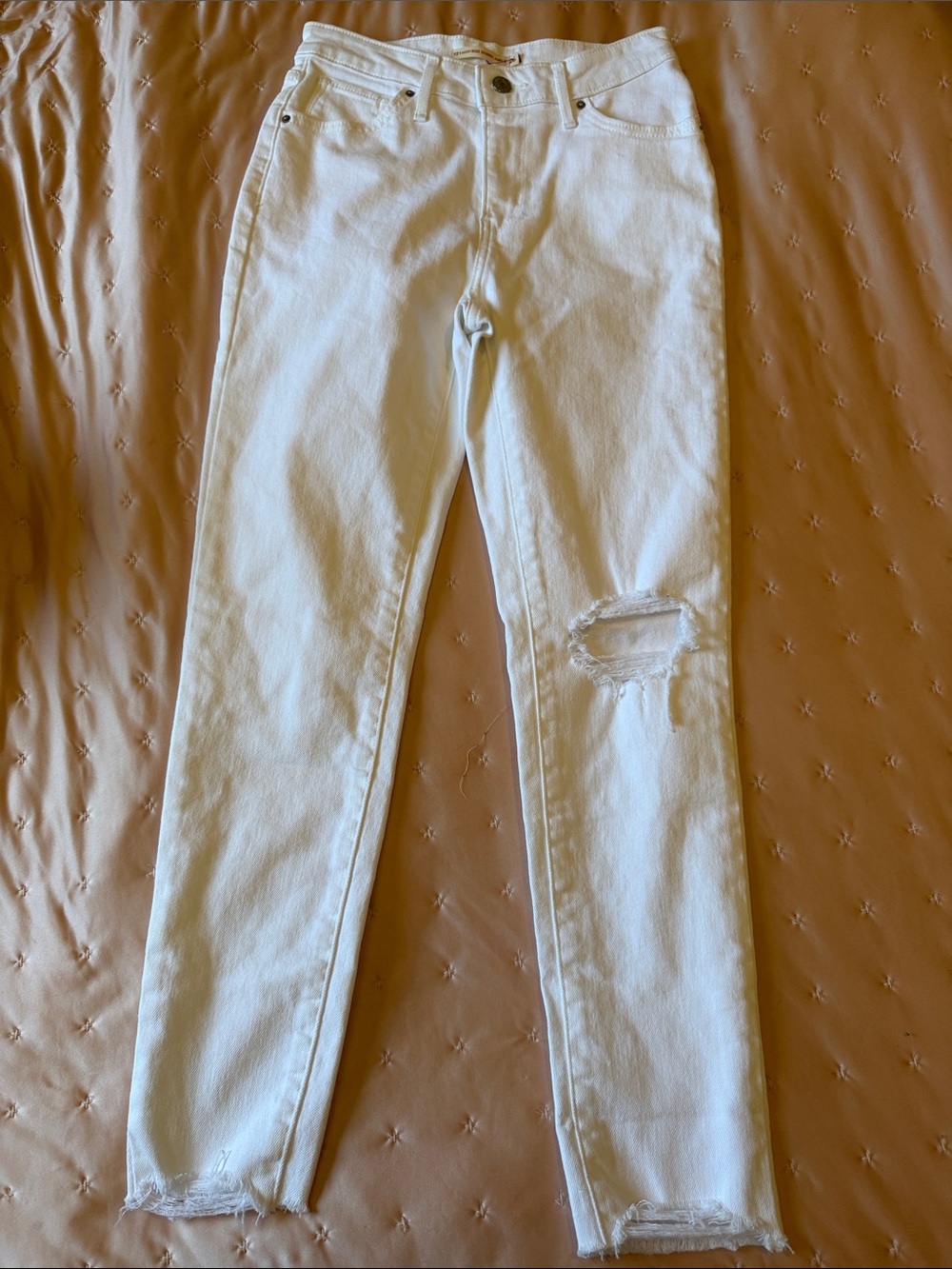 Levi's White Skinny Jeans with Distressed Knee